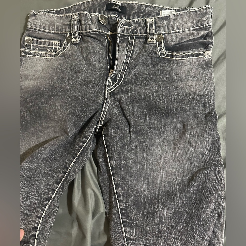 I’m selling a pair of true religion shorts they are in great condition